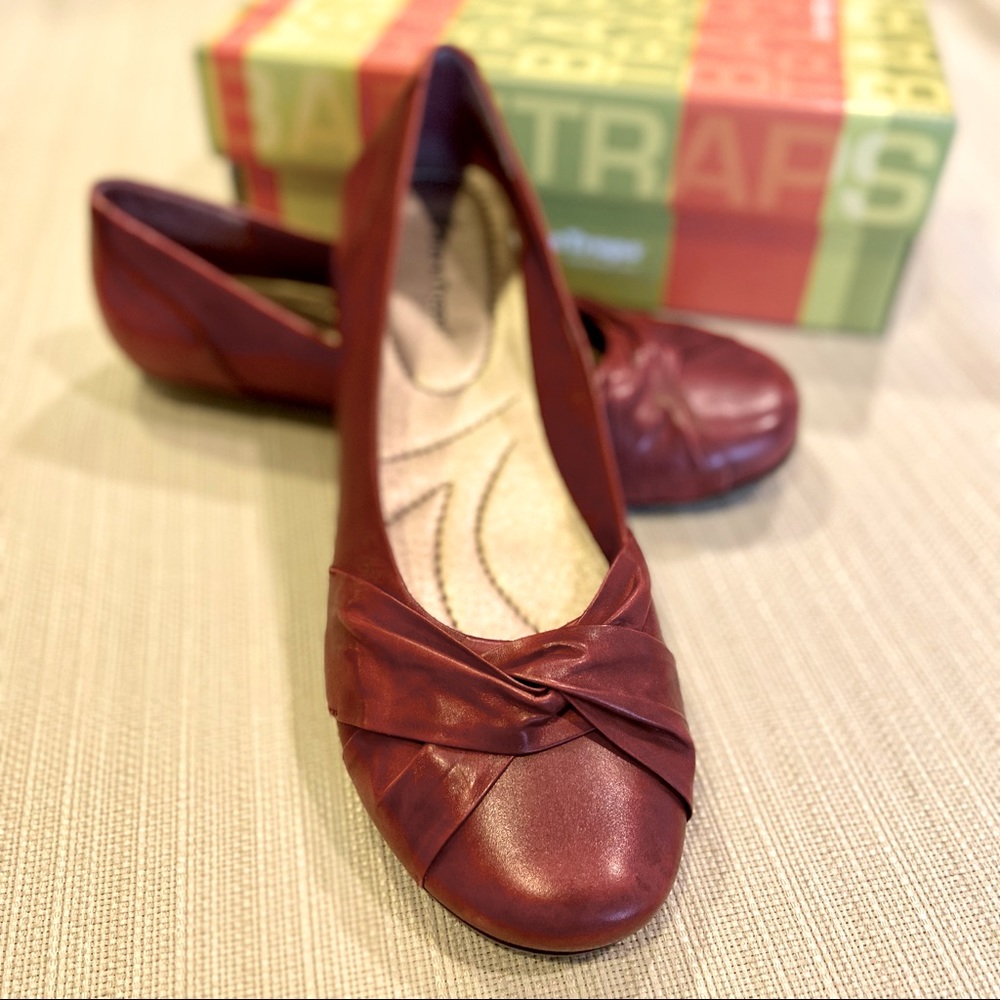 BareTraps “Nickie” Red Leather Flat. 10M